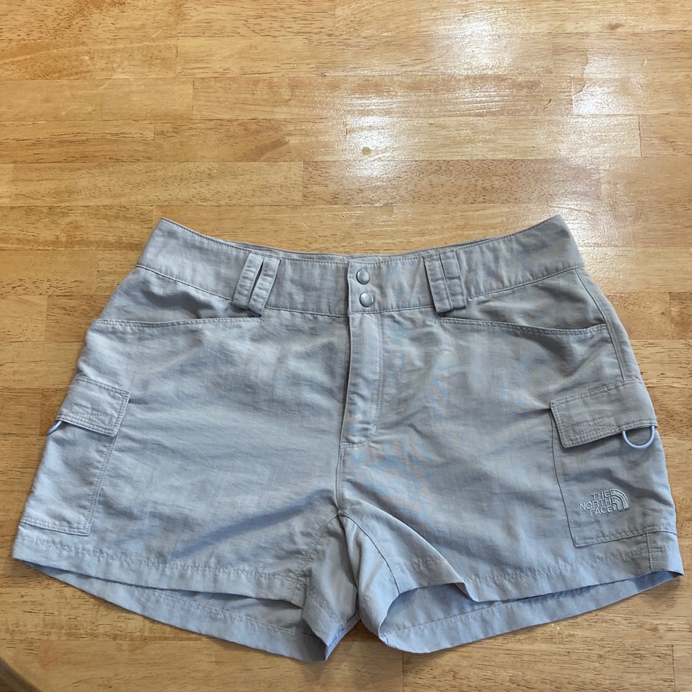 The North Face Women's Cargo Shorts - Light Gray